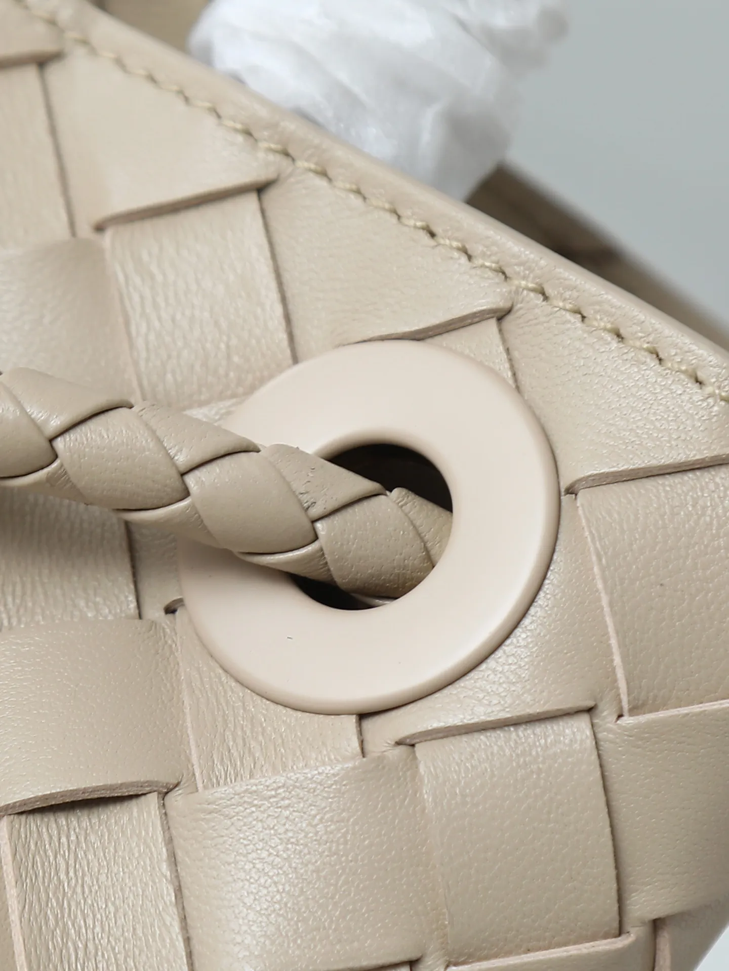 1300. Andiamo is shipping‼ ️Really popular🔥The new Andiamo woven handbag launched by Bottega Veneta this season is really popular all over the world! ! Celebrities at home and abroad have worn it, and Oscar-winning actress Michelle Yeoh has taken it out on the street. Song Jia, Trai Yala, Yu Feihong, Sanji Ayaka, Rosie Hunting-Whiteley, Yoshioka Riho, etc. have all worn this bag. It is classic and versatile and shows off your temperament, and the bag capacity is also large, which is very convenient for daily commuting! ! A variety of carrying methods, the shoulder straps can be adjusted by yourself, the original lambskin feels soft and delicate, and the unisex style breaks the gender boundaries and brings a more practical and long-lasting use experience. Andiamo, which has both elegant and casual styles, perfectly interprets the true appearance of "fashionable old money style". Style number: 766014 Size: 25*22*10.5cm